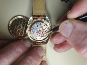 dettaglio di orologio aperto